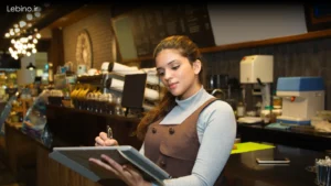 گارسون در حال ثبت سفارش با تبلت و نرم افزار سفارش گیر اندروید